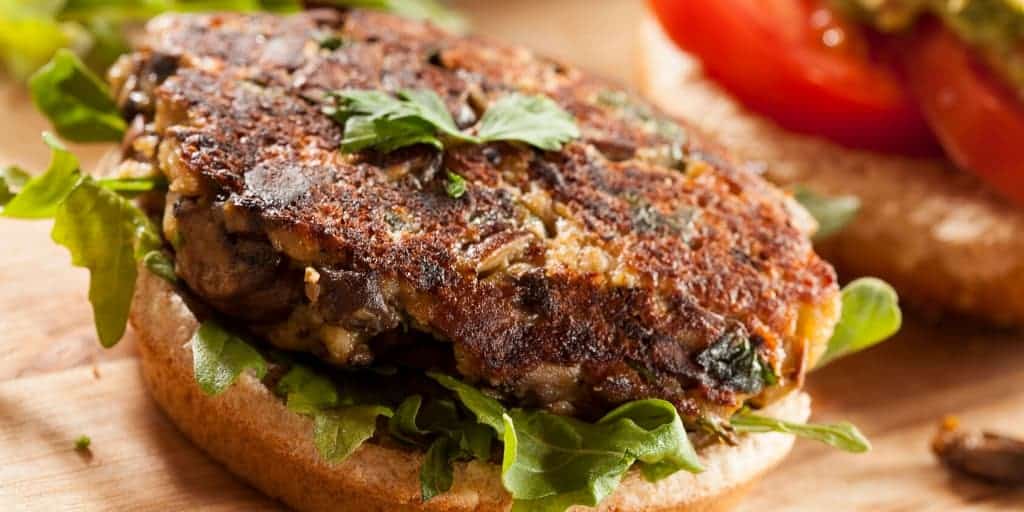 Veganer Burger aus Champignons und Bohnen
